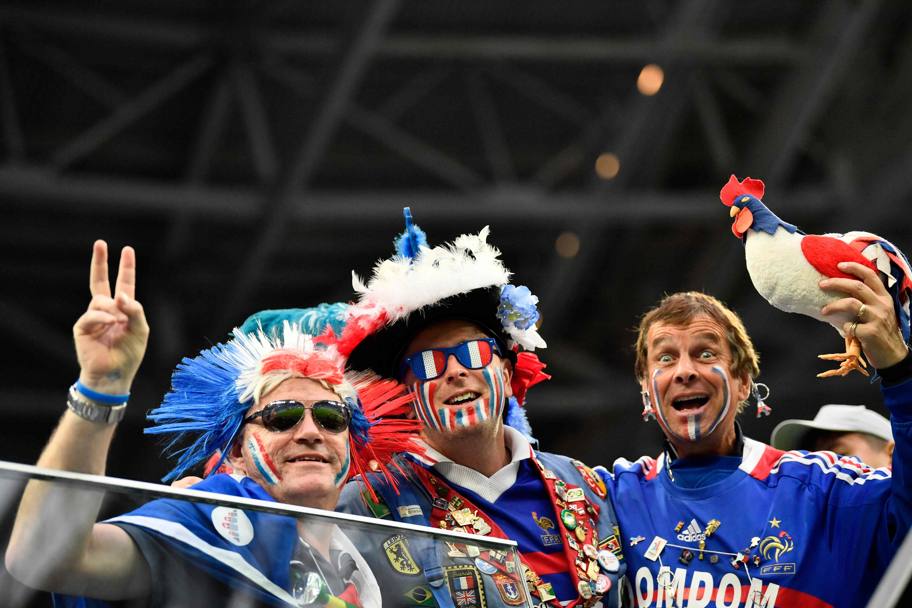 Tifosi francesi con il gallo, simbolo della nazionale. Afp